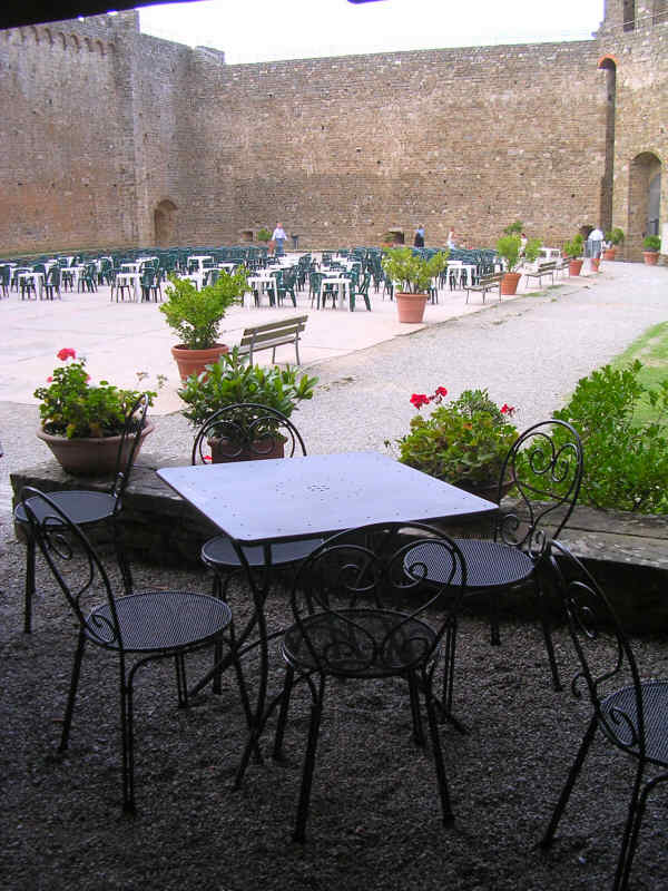 Cortile della La Fortezza di Montalcino dall enoteca